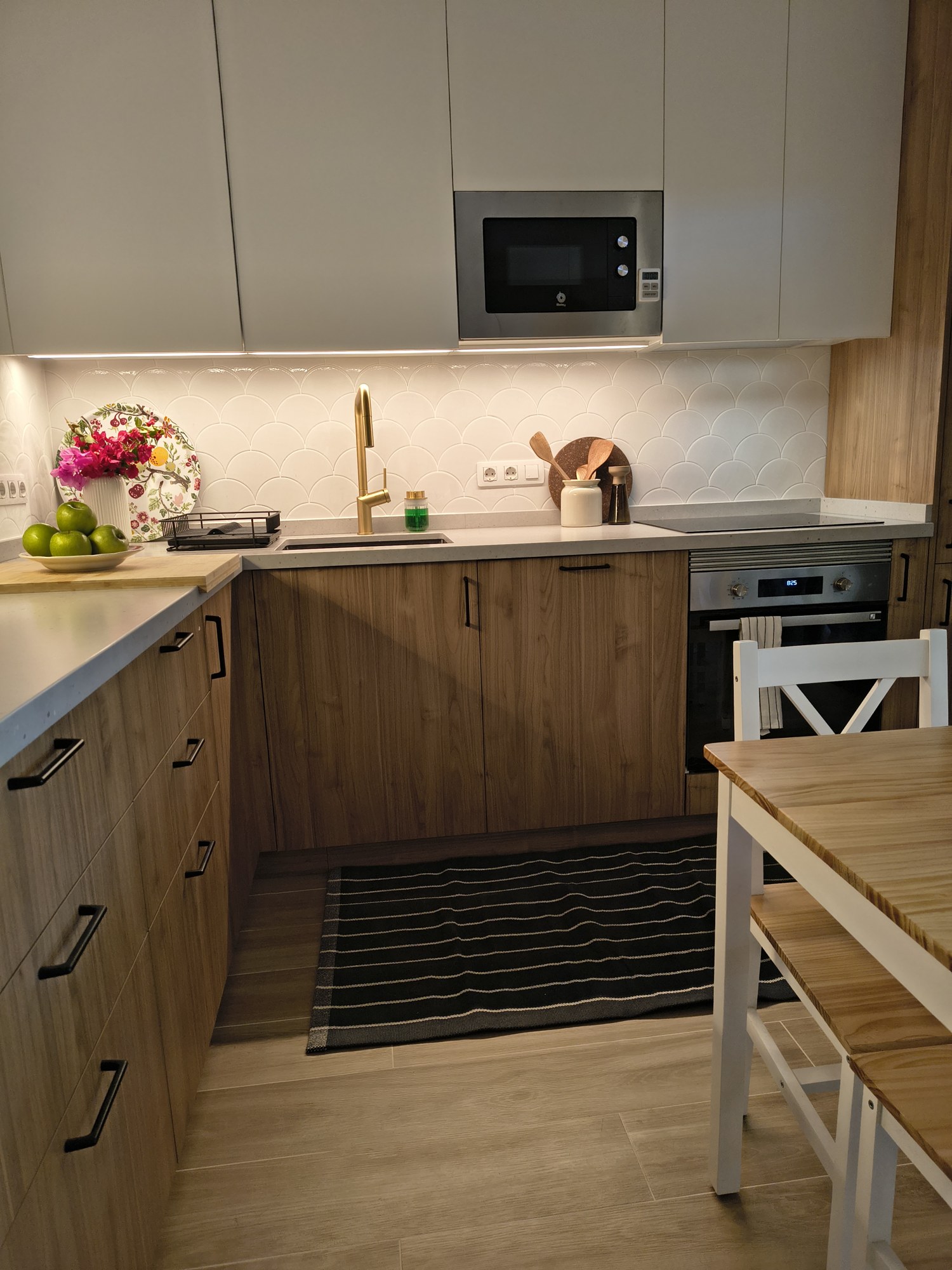 Detalle de columna de electrodomésticos con carpintería en madera