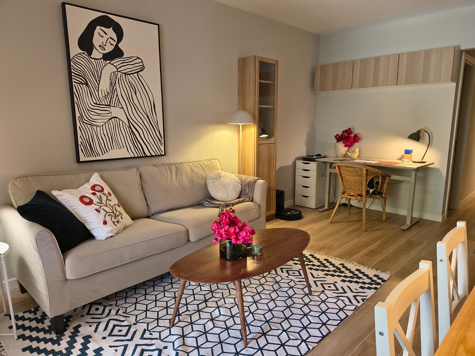 Salón comedor con zona de trabajo integrada