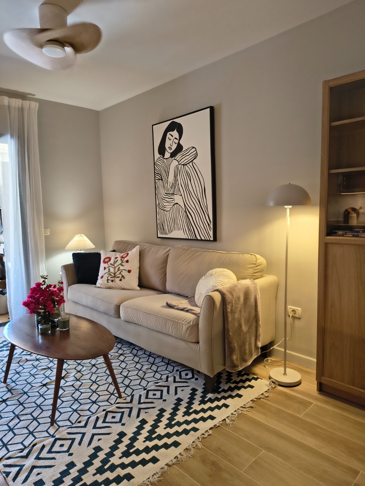 Salón con ventilador de techo y mobiliario a medida