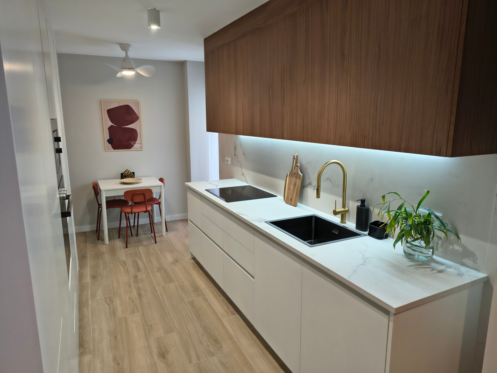 Después de la reforma: Cocina en blanco y nogal