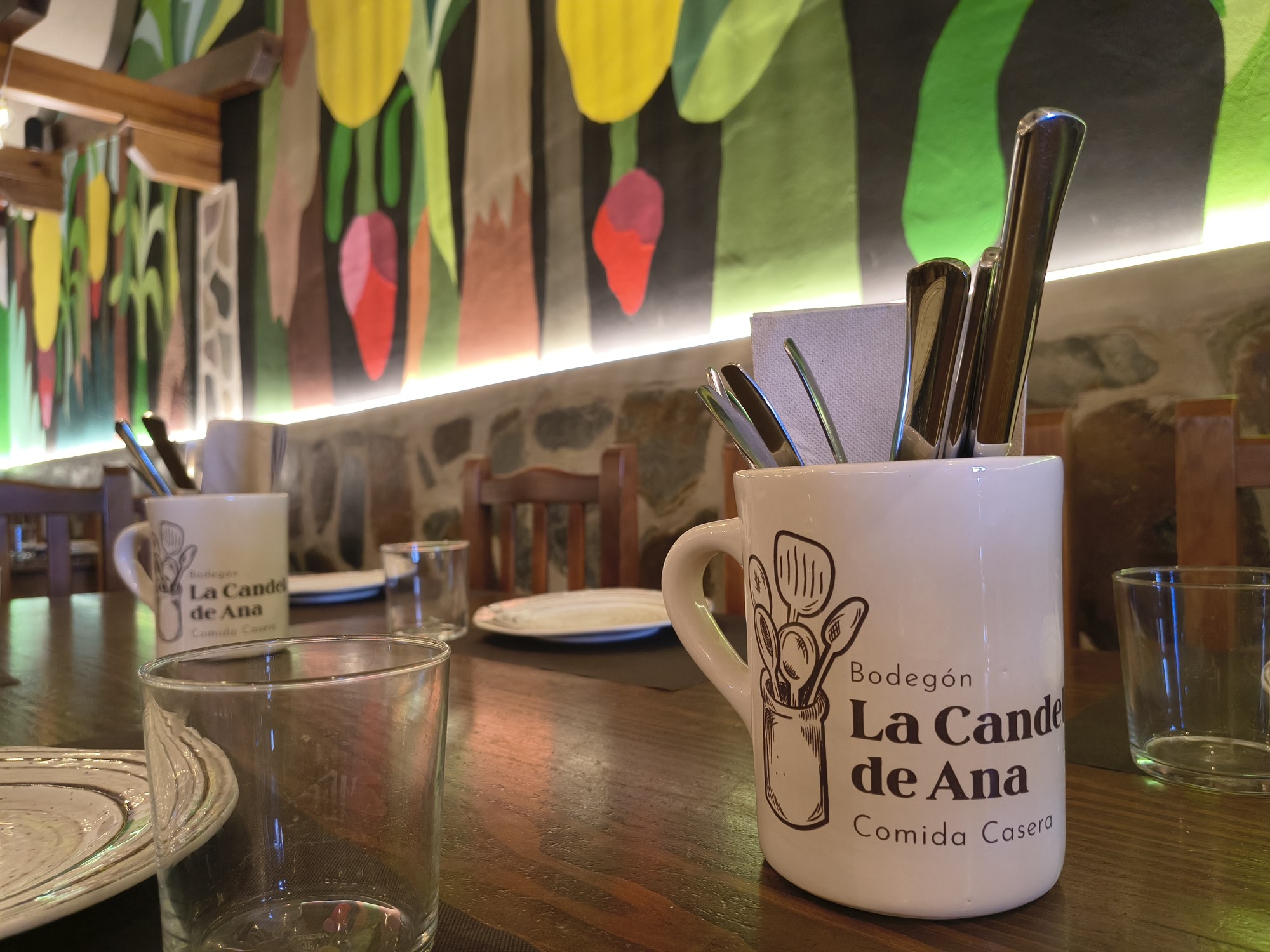 Barra de bodegón con mural colorido e iluminación cálida