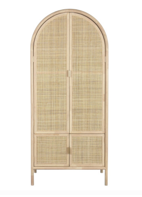 Armario alto de madera clara con puertas arqueadas de rejilla de rattan