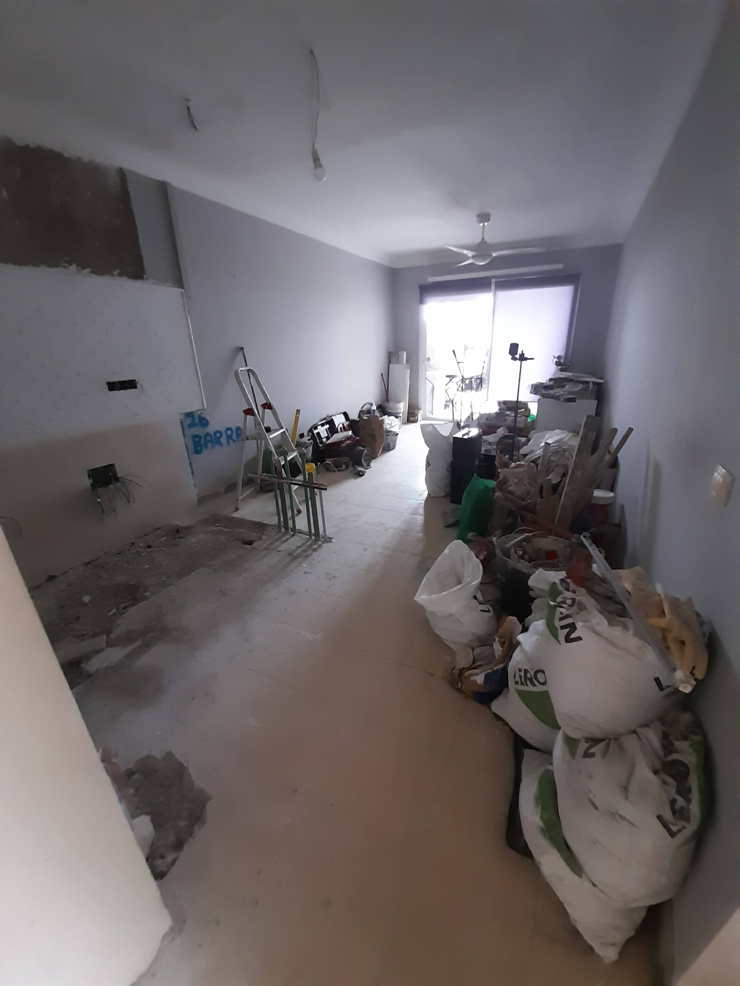 Antes de la reforma: Cocina abierta en gris