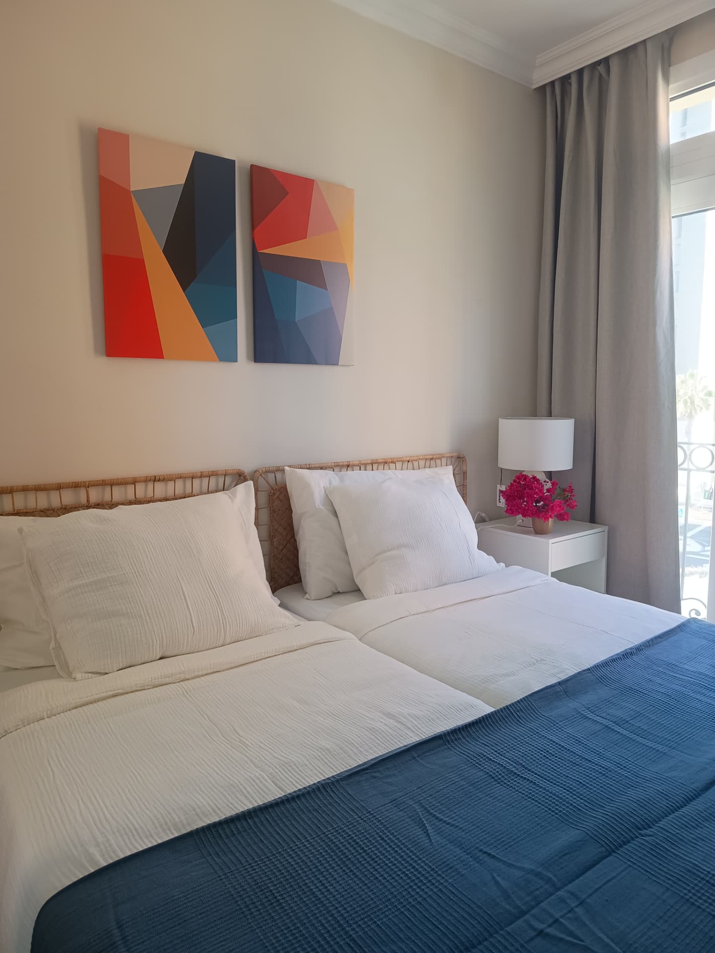 Dormitorio con lámina geométrica y textiles azules