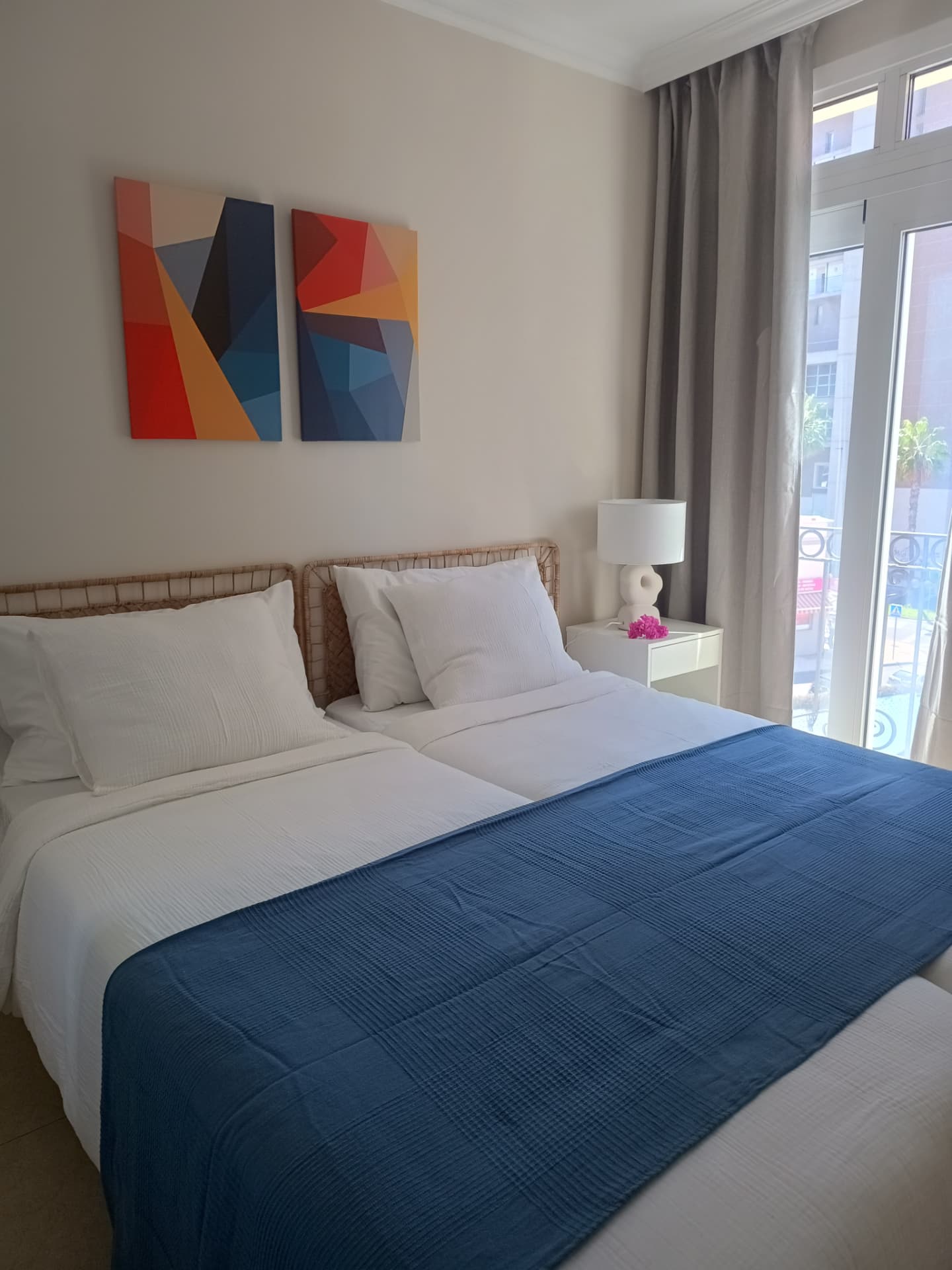 Después de la reforma: Dormitorio en blanco y azul