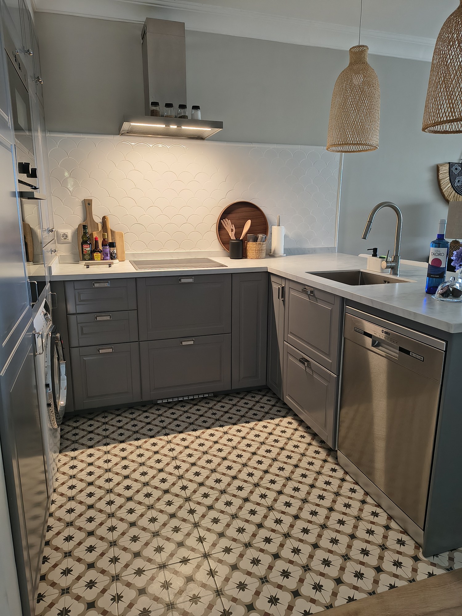 Detalle de cocina con salpicadero hidráulico y frentes claros